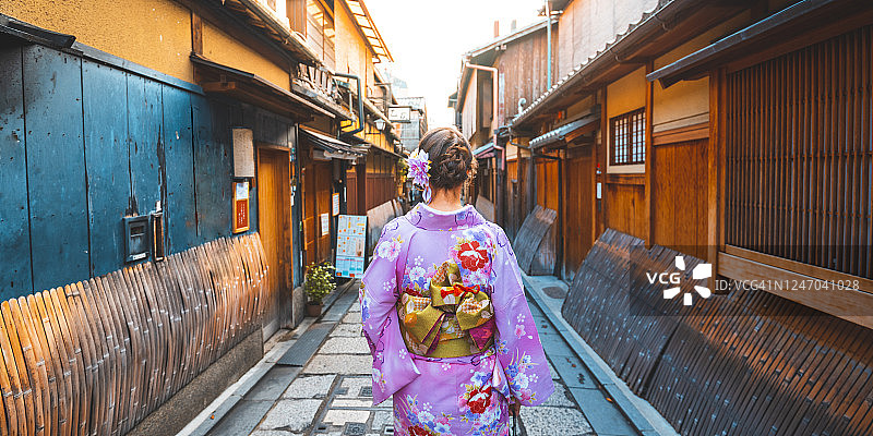 一位穿着和服的妇女走在日本京都老城图片素材