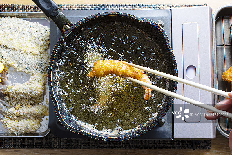 日本家常菜，炸虾食谱和配料。用油煎图片素材