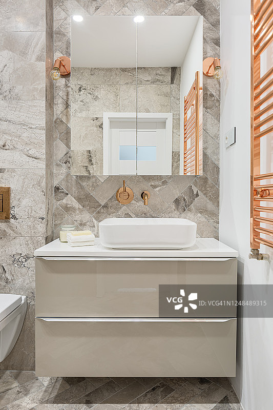 优雅的浴室与大理石瓷砖图片素材