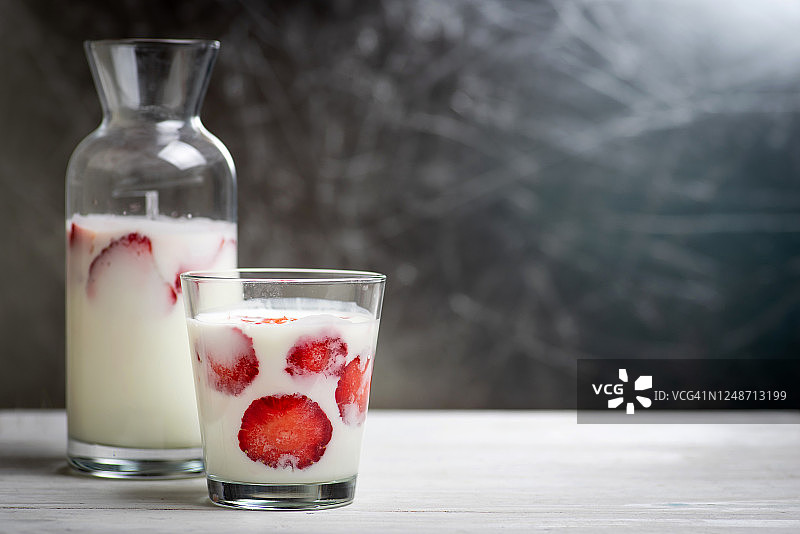 牛奶和草莓放在玻璃杯里图片素材