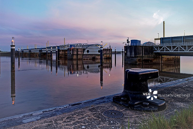 日落时的Ems屏障，东德弗里西亚，德国下萨克森州图片素材