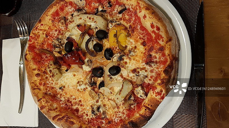 犹太乳制品素食披萨，马苏里拉奶酪，西红柿，洋葱，蘑菇，橄榄，甜椒，从上面特写图片素材