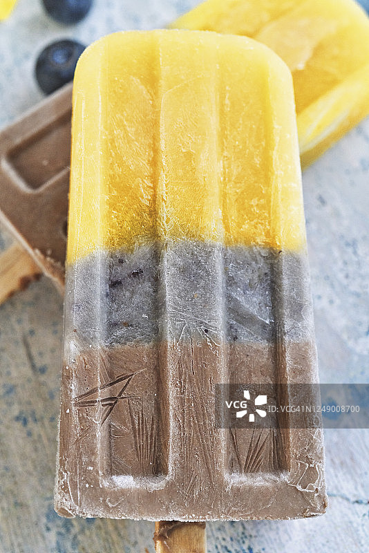 芒果，巧克力，蓝莓冰淇淋棒图片素材