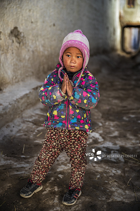 合十礼!西藏小女孩的肖像，上野马，尼泊尔图片素材