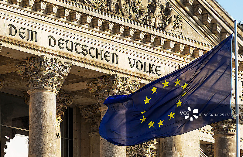 在德国国会大厦的入口上的铭文:“德国人民”与欧盟旗帜图片素材
