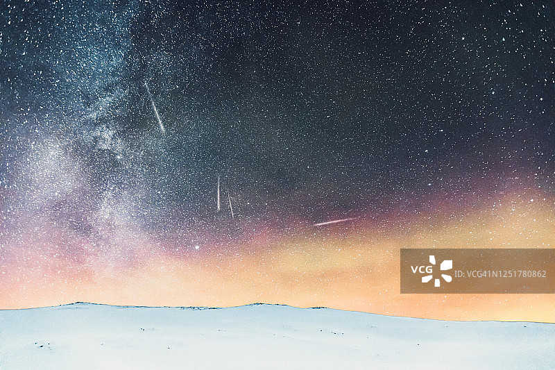 挪威勒贝斯比，星空下的北极光和流星图片素材