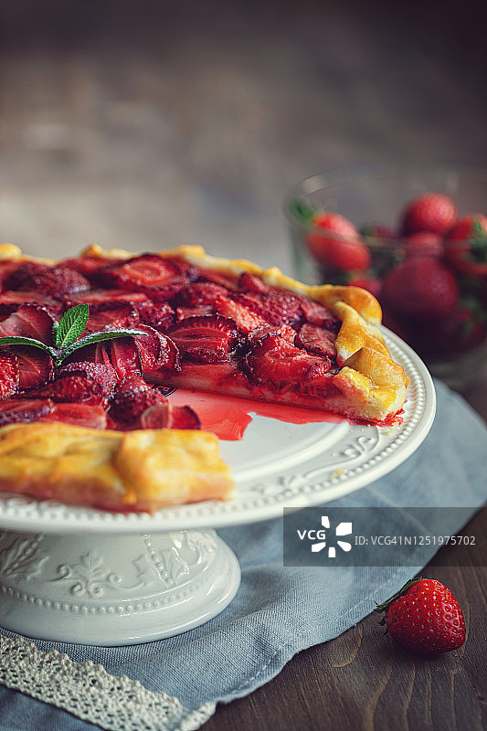 新鲜出炉的草莓饼或打开的草莓派图片素材