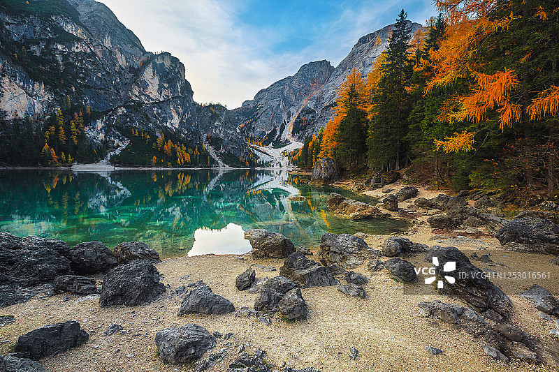 意大利Dolomites的秋季景观与绿松石山湖图片素材