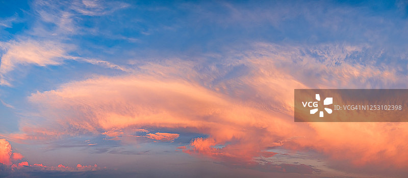 美丽的黄昏日落日出天空全景和云在早晨的背景图像图片素材