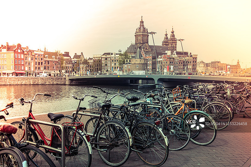 荷兰阿姆斯特丹市中心的自行车图片素材