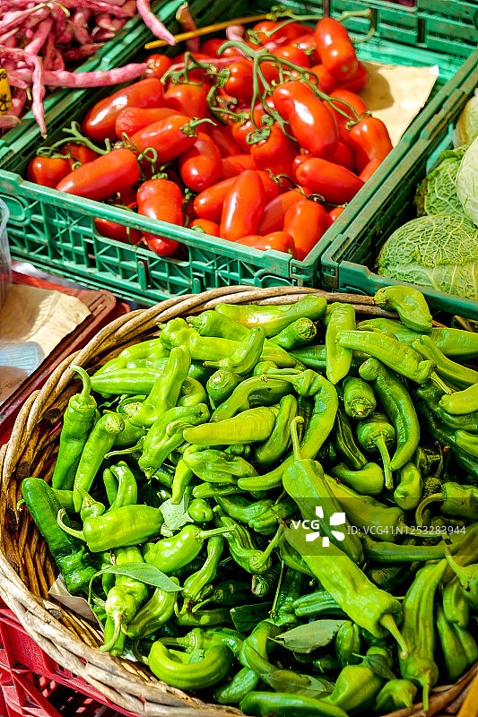 新鲜的西红柿和绿色的辣椒图片素材