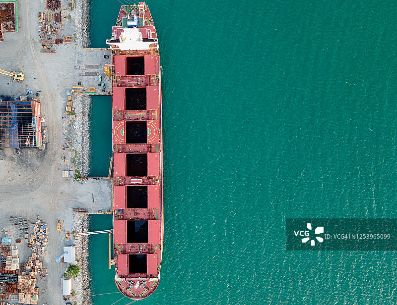 运输中的货船鸟瞰图。停靠在港口的运输船。图片素材
