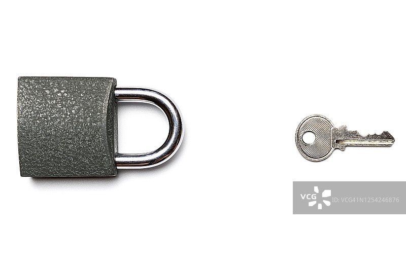 锁隔离在白色背景。安全概念与金属锁垫与钥匙。图片素材
