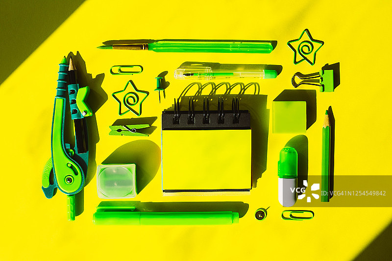 绿色文具-剪刀，钢笔，卷笔刀，笔记本图片素材