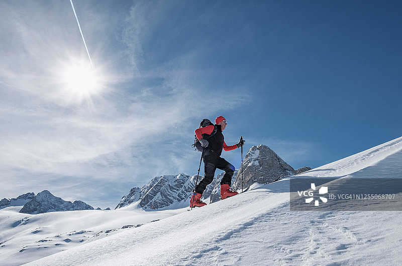 在奥地利阳光明媚的日子里，一名老人在白雪覆盖的达赫斯坦山上滑雪图片素材