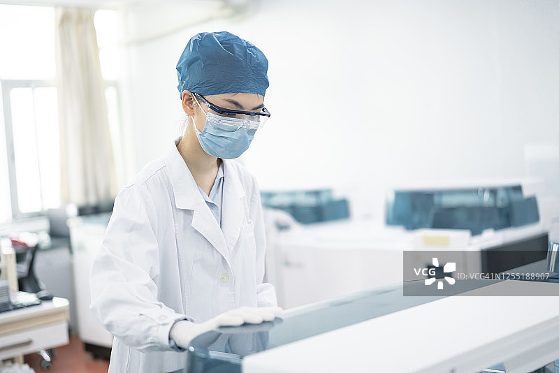 一個亞洲女性醫生在實驗室操作图片素材