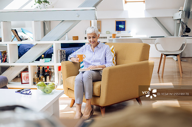老年妇女喜欢在家看书和喝咖啡图片素材