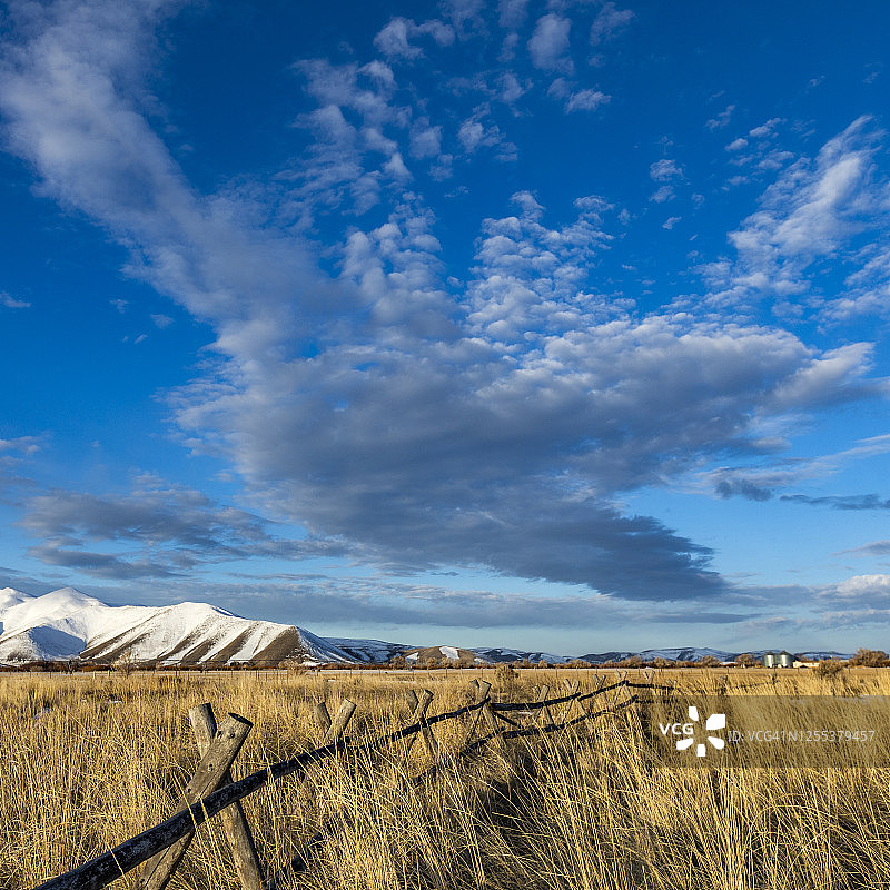 美国，爱达荷州，太阳谷，景观与篱笆，草地和雪山的背景图片素材