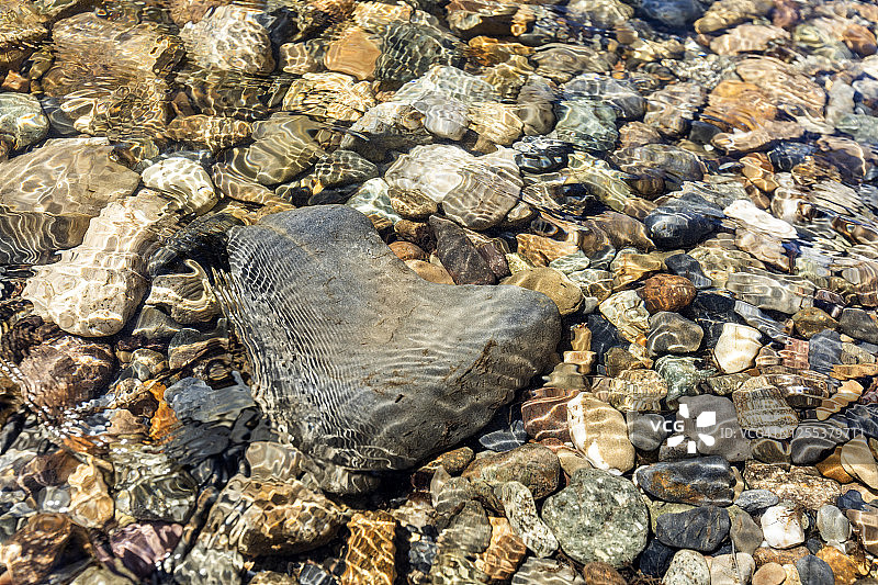 大木河的心形岩石图片素材