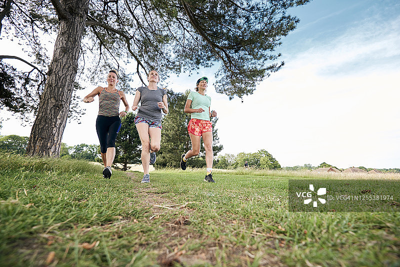 三个成熟的女人在公园里跑步图片素材