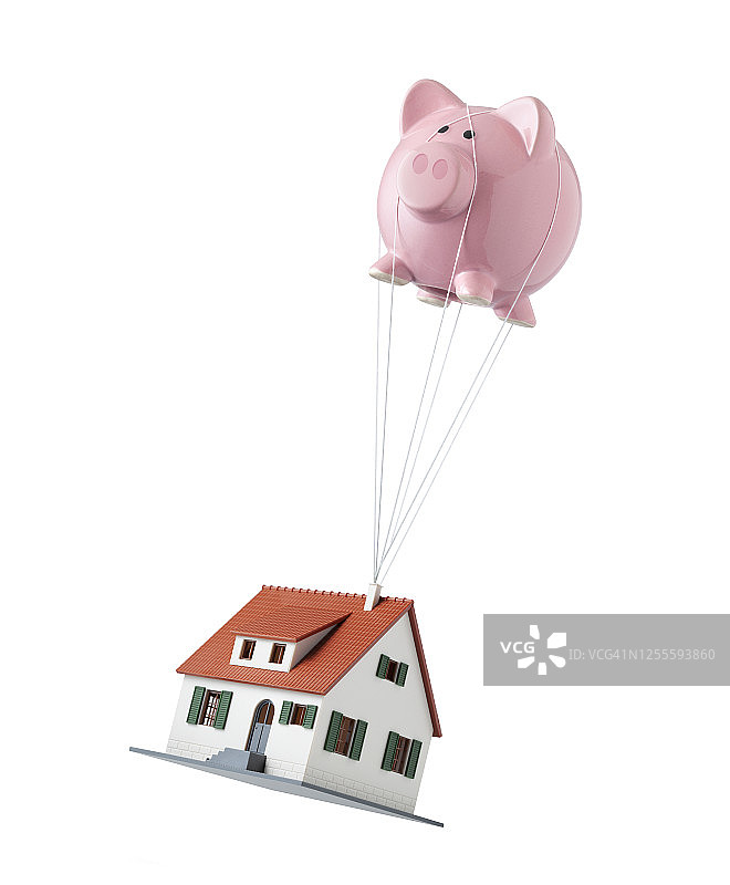 为房子攒钱。房子被小猪储蓄罐的热气球提起。图片素材