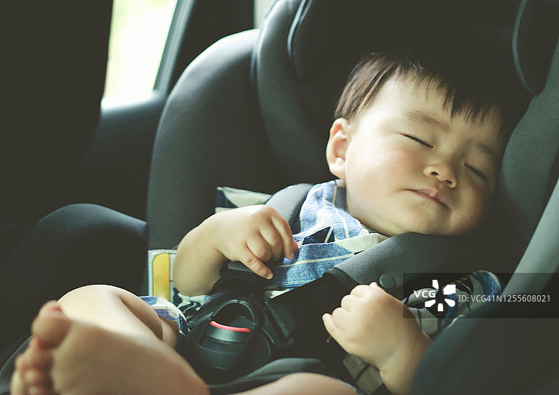 亚洲小男孩在车里睡着了图片素材