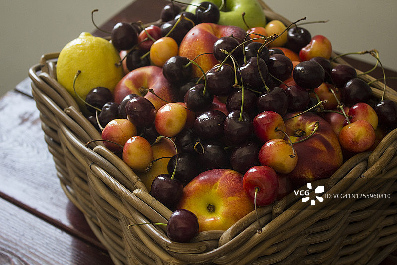 盛夏的水果。鲜亮的樱桃、油桃和苹果色泽。图片素材