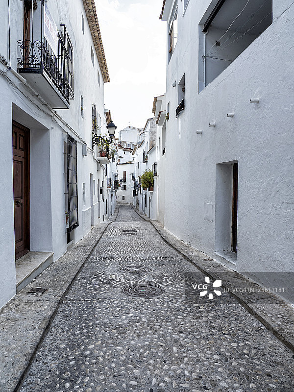 西班牙白色海岸，海边Altea镇的街道和房屋。图片素材
