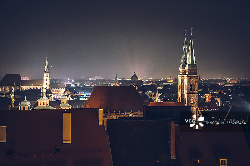 纽伦堡老城和圣洛伦兹教堂夜间鸟瞰图，德国，欧洲图片素材