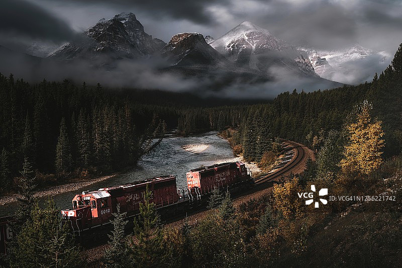 穿过班夫国家公园的加拿大太平洋铁路列车。图片素材