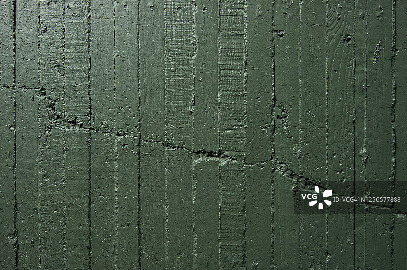 开裂的水泥墙漆成卡其绿色图片素材