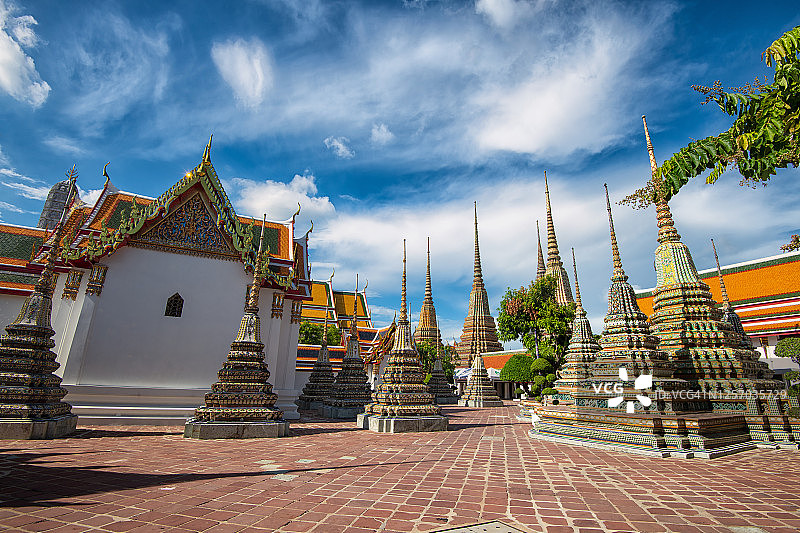 曼谷卧佛寺的佛塔和宝塔。泰国著名的旅游目的地地标。图片素材