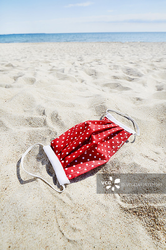 海滩上自制的红色面膜，度假时戴上防护面膜图片素材
