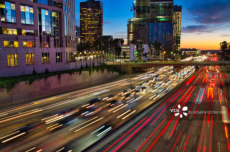 洛杉矶市中心的交通状况图片素材