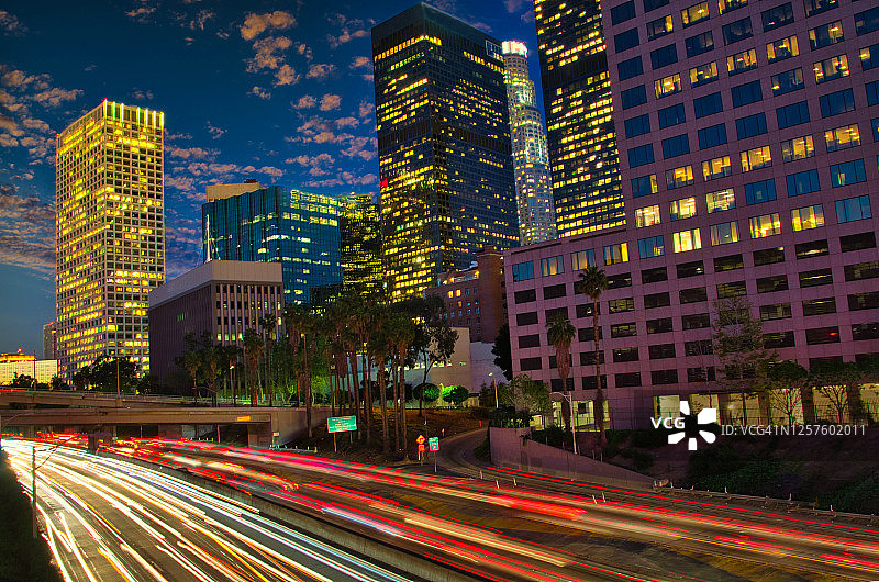 洛杉矶市中心的交通状况图片素材