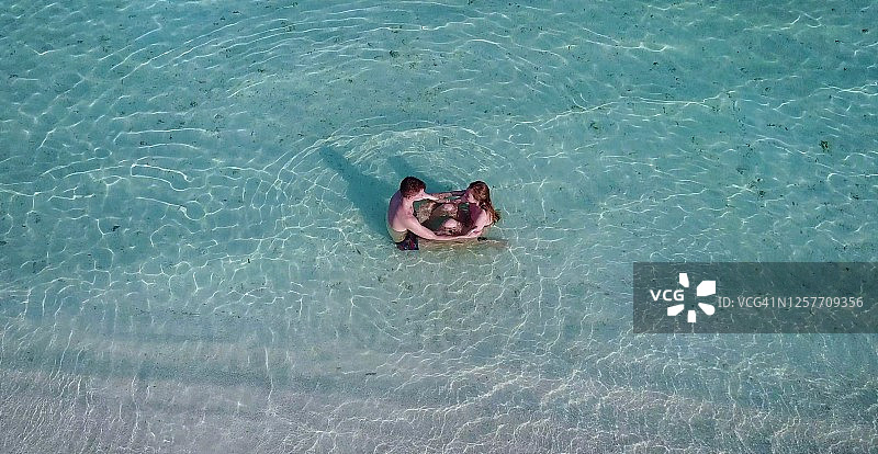 蜜月夫妇在海水中放松，图片素材