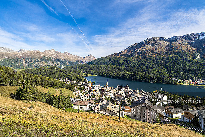瑞士的圣莫里茨村和湖图片素材