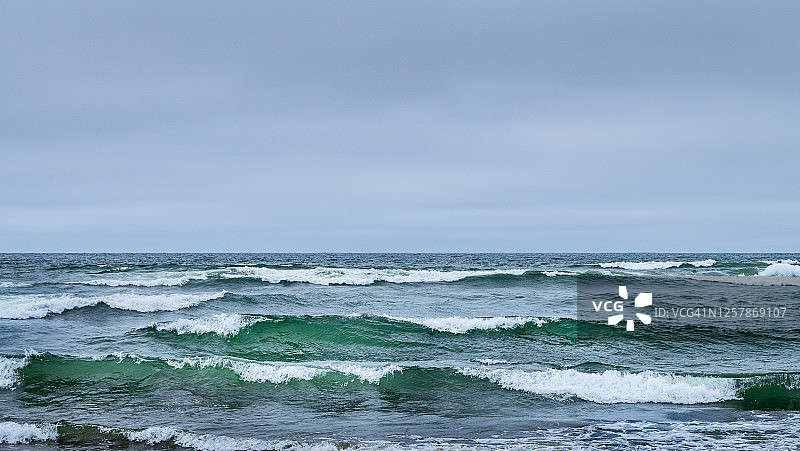 太平洋上翻滚的波浪图片素材