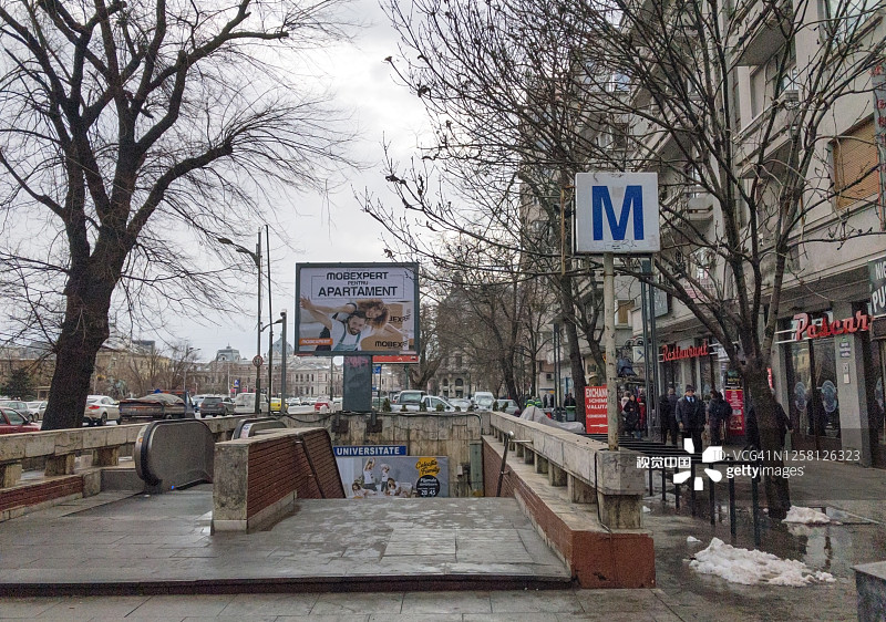 罗马尼亚布加勒斯特的地铁标志字母M。图片素材