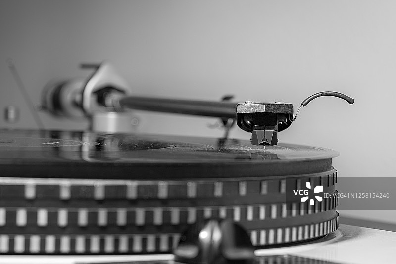 黑胶唱片上的唱机唱针图片素材