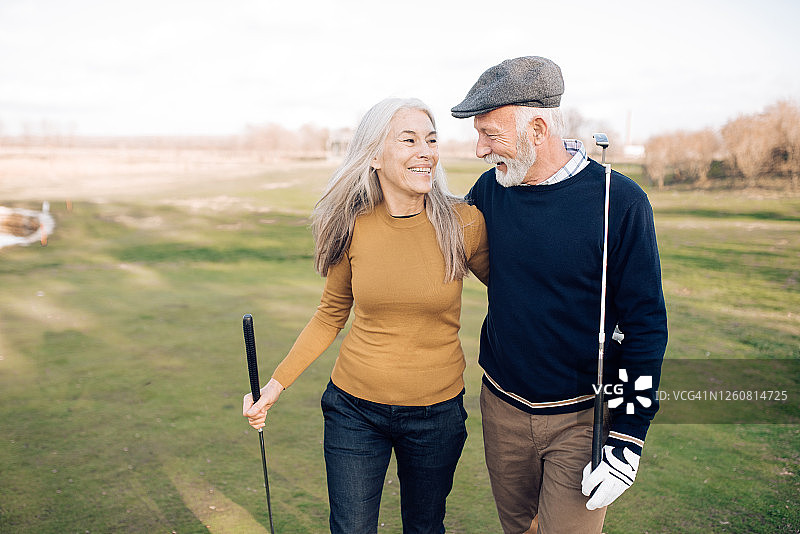 快乐的老夫妇喜欢打高尔夫图片素材