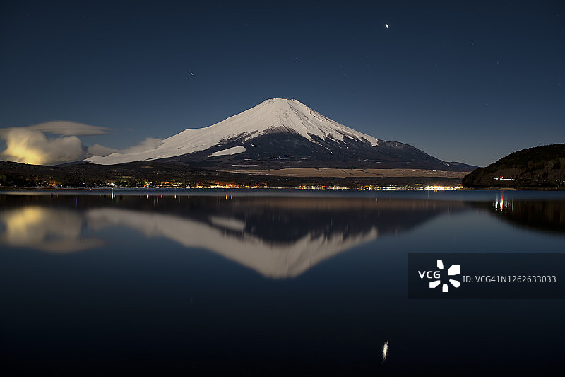 满月照耀下的富士山映在山中湖上图片素材