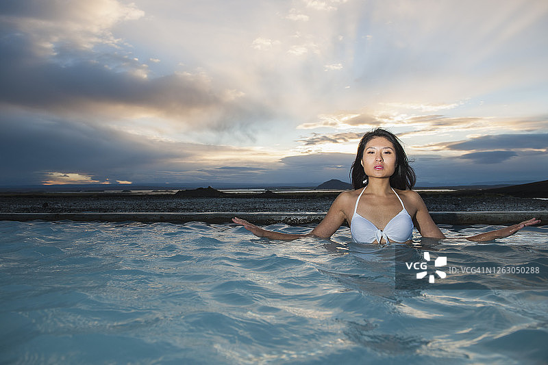 一名女子在冰岛北部享受地热温泉图片素材
