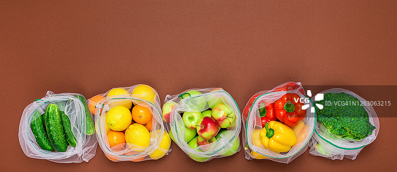 新鲜多汁的水果和蔬菜，可重复使用的环保网袋。图片素材