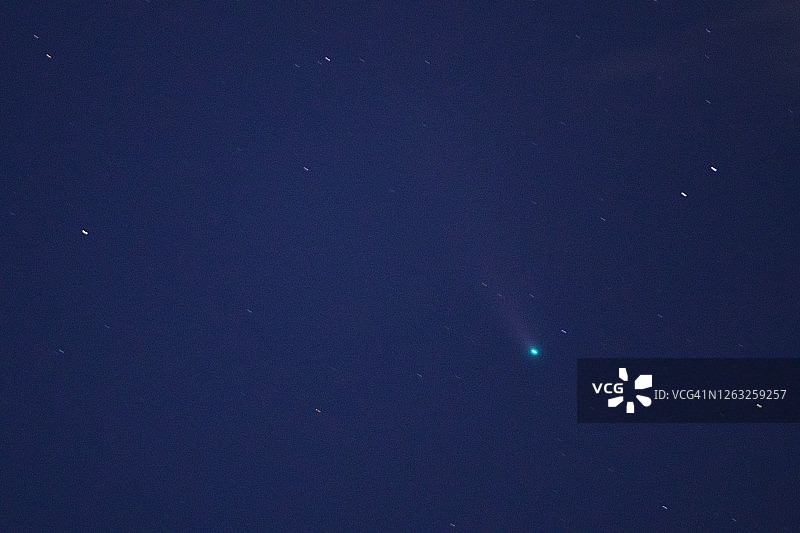 彗星Neowise C/2020 F3在有星星的夜晚图片素材