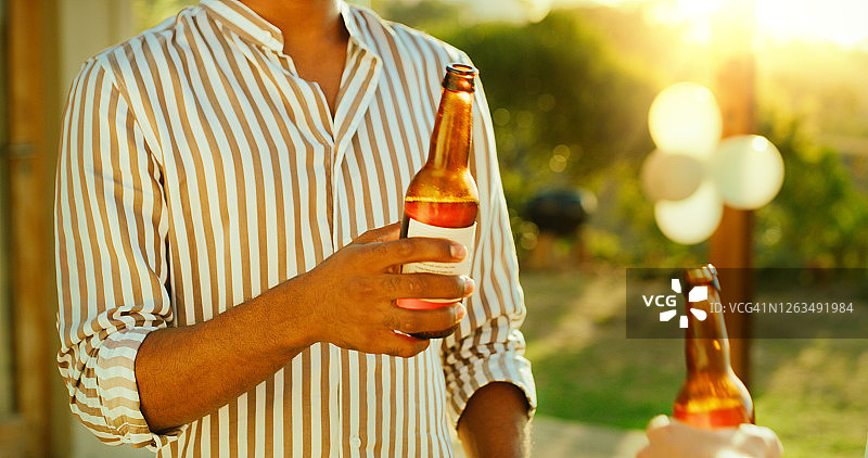 打开冰镇啤酒，庆祝你最好的朋友图片素材