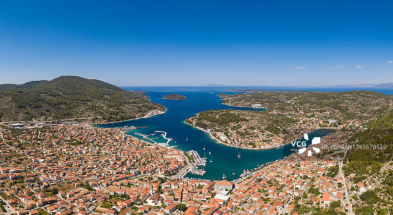 克罗地亚亚得里亚海畔科尔库拉岛的Vela Luka港和码头全景，图片素材