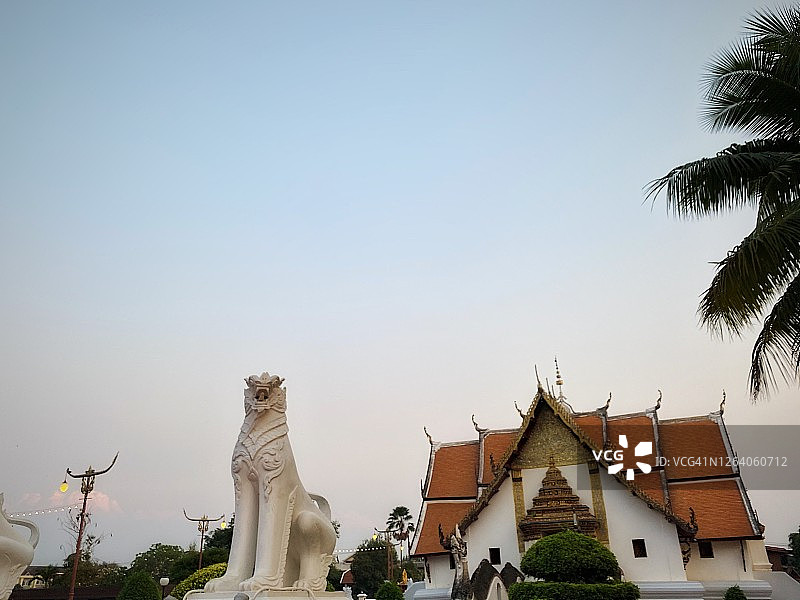 美丽的泰国寺庙，Wat Phumin。图片素材