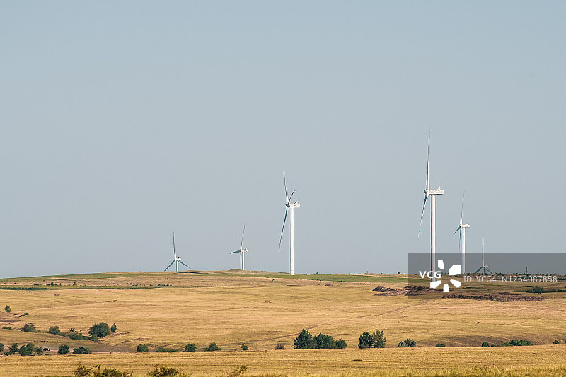 干旱地区的风力涡轮机。另一种发电方式图片素材