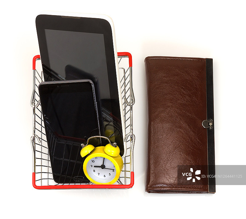 黑色手机黑屏，金属篮子里的平板电脑，皮夹和黄色闹钟图片素材